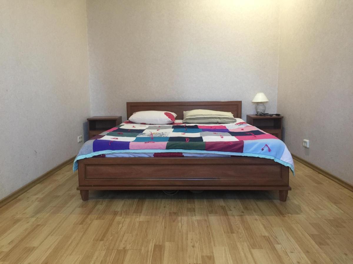Apartment Near Train Station And Close To City Center Kiev Ngoại thất bức ảnh
