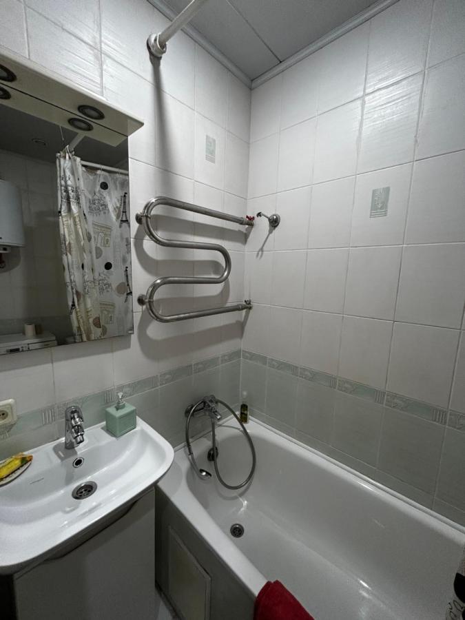 Apartment Near Train Station And Close To City Center Kiev Ngoại thất bức ảnh