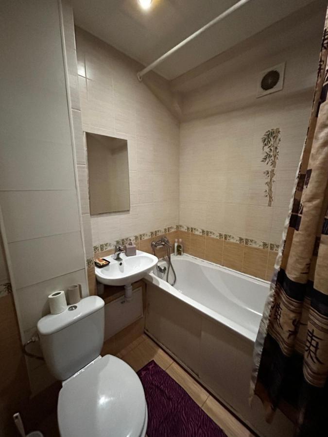 Apartment Near Train Station And Close To City Center Kiev Ngoại thất bức ảnh